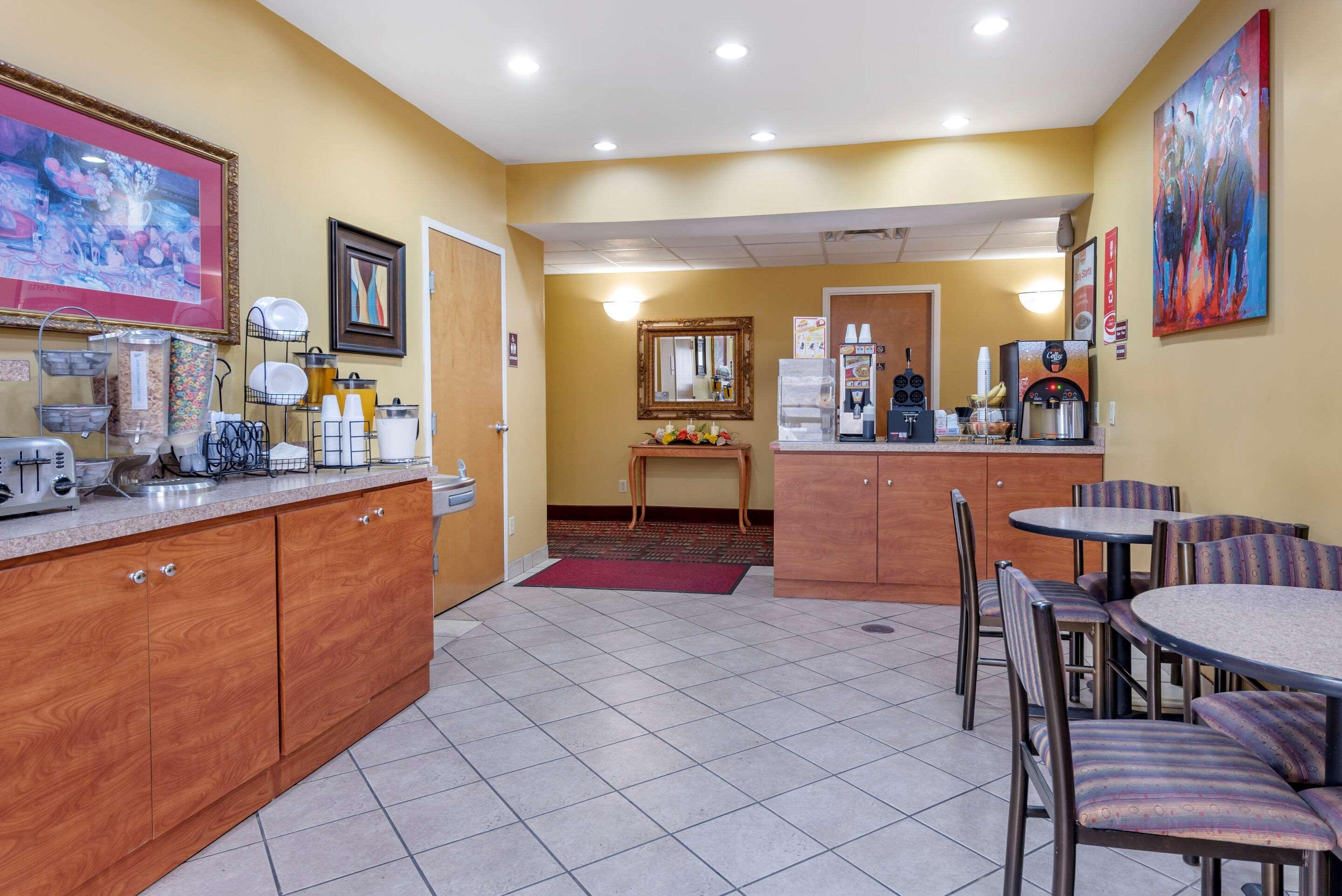 Econo Lodge Louisville Airport Exterior photo