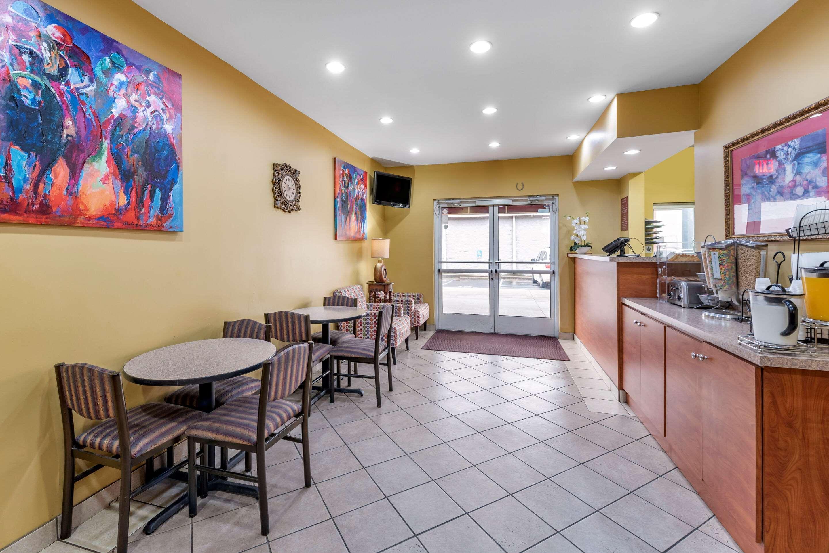 Econo Lodge Louisville Airport Exterior photo