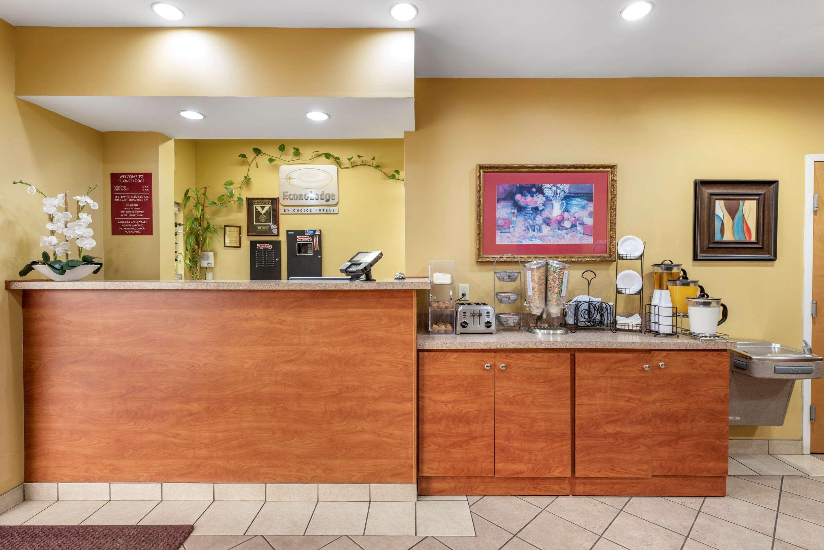 Econo Lodge Louisville Airport Exterior photo